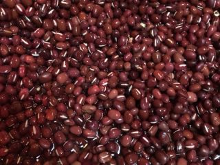 22、三彩豆沙包～附豆沙馅制作,提前24小时冷水浸泡赤小豆，天气热要放入冰箱冷藏室，高出三到四指水量。