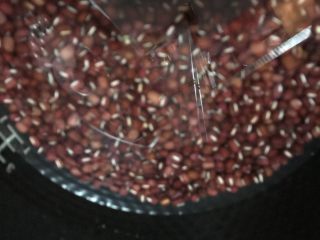 23、三彩豆沙包～附豆沙馅制作,泡好的赤小豆放入电饭煲高出两指水量标准煮饭程序，完成后焖三十分钟。