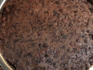 24、三彩豆沙包～附豆沙馅制作,焖好的红豆基本是没有水的，如果还有水份，可以沥干水份，趁热根据自己口味加入红糖、白糖和少量玉米油用米饭勺将豆子捣烂搅匀，因为我喜欢稍有颗粒感的豆馅，不喜欢太软烂的口感，所以稍加搅拌按压。