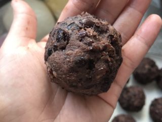 25、三彩豆沙包～附豆沙馅制作,将豆沙馅团成30克的圆球待用。