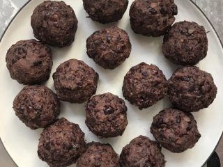 26、三彩豆沙包～附豆沙馅制作,为了包的时候不弄的豆沙馅儿到处都是，大家就提前把豆沙球团好吧～