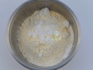 2、健脾养胃-八珍糕,放入面粉 糯米粉 米粉 白糖,搅拌匀。