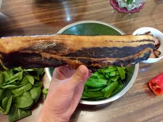 1、小清新&烟火气➕荷兰豆清炒酱油肉,妈妈自己做的酱油肉：生抽、老抽加水、盐、葱姜、花椒、桂皮、八角煮开放凉后加入白酒，五花肉清洗后晾干或擦干水分放入腌料中浸泡，我妈用的五花肉没有切开，比较大，所以她泡了五到七天，保证腌透。然后取出晾晒风干后，即可储存起来。平时用来炒蔬菜，或者直接蒸煮切片都很好吃。