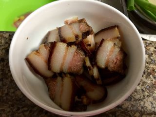 2、小清新&烟火气➕荷兰豆清炒酱油肉,切下一块酱油肉，清洗一下，放入锅中放适量水，煮开后再煮10分钟左右，捞出切薄片。昨天年夜饭太忙了，有些步骤的图片有遗漏，不好意思喔