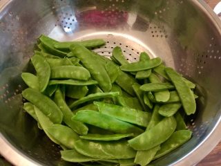3、小清新&烟火气➕荷兰豆清炒酱油肉,荷兰豆摘去老筋，剪去两头，备用