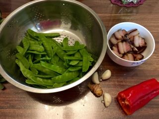 5、小清新&烟火气➕荷兰豆清炒酱油肉,蒜头三瓣，姜一小块