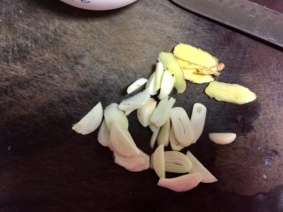 6、小清新&烟火气➕荷兰豆清炒酱油肉,蒜剥皮，姜去皮，清洗后，蒜切蒜片，姜????姜片，备用