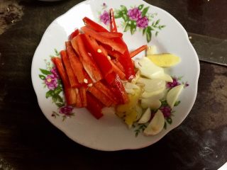 7、小清新&烟火气➕荷兰豆清炒酱油肉,红椒切两半再切条备用