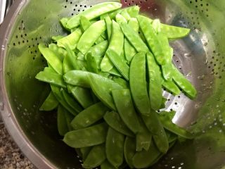 8、小清新&烟火气➕荷兰豆清炒酱油肉,荷兰豆清洗备用