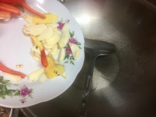 11、小清新&烟火气➕荷兰豆清炒酱油肉,加入姜片蒜片，煸香