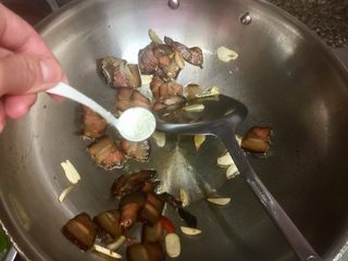 13、小清新&烟火气➕荷兰豆清炒酱油肉,加入少许白糖，提鲜