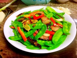 18、小清新&烟火气➕荷兰豆清炒酱油肉,因为年夜饭老爹急着把菜端出去，所以不能慢慢摆盘拍照，只能将就在案板上拍一张了，图片不够美，可味道真的不错呢