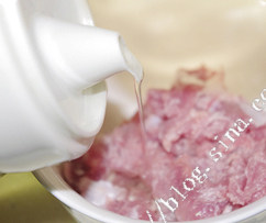 2、韩式辣酱蘑菇烧豆腐,在肉丝里加少许生粉捏一下，倒入一点点色拉油拌匀