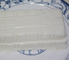 3、韩式辣酱蘑菇烧豆腐,豆腐在盒子里划成小块，倒扣过来，盒子上剪个小洞就能很顺利的倒出来了。再对半剖一刀备用