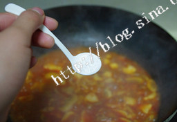 6、韩式辣酱蘑菇烧豆腐,等汤汁逐渐变少的时候加少许盐调味，加入小勺牛肉粉提味。出锅，撒上少许葱花。