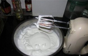 2、柠檬乳酪蛋糕,蛋白5个加入白醋分三次加入60克糖打至可以稍拉得起小圆角的阶段