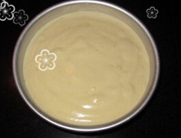 5、柠檬乳酪蛋糕,分3次将蛋白加入到蛋黄液里，由上而小的搅匀，装入模具内