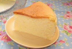 6、柠檬乳酪蛋糕,烤箱150度预热，烤盘注入热水，将模具放入烤盘里隔水溶烤1小时30分钟即可