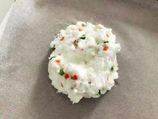 2、宝宝辅食：玩转鸡蛋系列之—颜值爆表，加强版火烧云,把步骤4中的蛋白混合物挖到烤盘油纸上，用刮刀或者勺子捯饬下整形，在中间挖个凹槽。