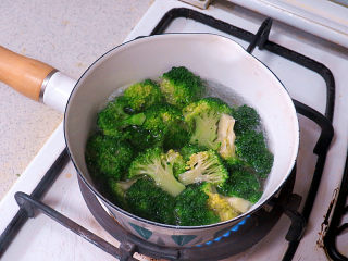 3、享受异域风味的【香浓奶酪火锅】,焯水