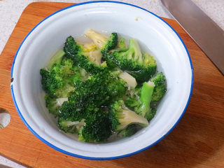 4、享受异域风味的【香浓奶酪火锅】,放冷开水浸泡一下，装盘待用