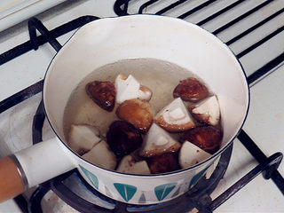 6、享受异域风味的【香浓奶酪火锅】,焯水备用