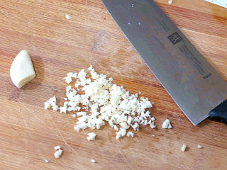 11、享受异域风味的【香浓奶酪火锅】,蒜瓣切一块擦锅底用，余下的切碎