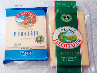 9、享受异域风味的【香浓奶酪火锅】,制做奶酪火锅锅底。备好两种奶酪