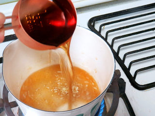 13、享受异域风味的【香浓奶酪火锅】,倒入白葡萄酒，中小火煮至酒精挥发