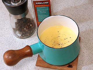 16、享受异域风味的【香浓奶酪火锅】,奶酪锅煮好后，倒进小锅子，再加盐和黑胡椒调味