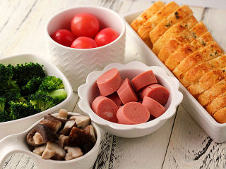 17、享受异域风味的【香浓奶酪火锅】,蘸火锅材料装盘端出