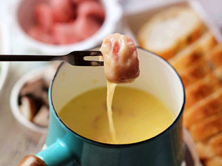 19、享受异域风味的【香浓奶酪火锅】,用小钢叉叉取食用