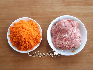 2、地方菜　山西胡萝卜羊肉馅扁食,把胡萝卜和羊肉剁碎