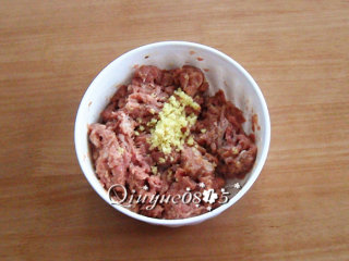 3、地方菜　山西胡萝卜羊肉馅扁食,肉馅放入料酒、橄榄油、生姜末腌制