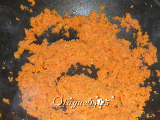 4、地方菜　山西胡萝卜羊肉馅扁食,胡萝卜用油翻炒一下，凉凉。