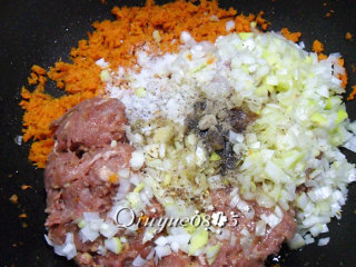 5、地方菜　山西胡萝卜羊肉馅扁食,把过油的胡萝卜、羊肉馅、葱碎、花椒、盐和一起拌匀（我直接就在锅里拌了）