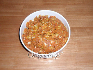 6、地方菜　山西胡萝卜羊肉馅扁食,把馅放容器里