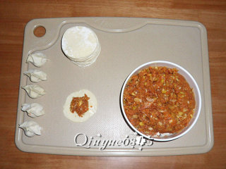 7、地方菜　山西胡萝卜羊肉馅扁食,饺子皮是事先买好的，把和好的肉馅放入饺子皮，对折捏紧或用包饺子器包好。