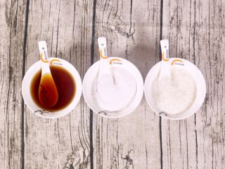 1、玉米山药排骨汤,首先准备好调味料，夏季讲究清淡，所以准备了料酒去腥，适量的盐味精进行调味。