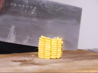 3、玉米山药排骨汤,首先是玉米切两半，这样可以使玉米更容易熟，也有利于玉米中营养成分融入到汤汁中。