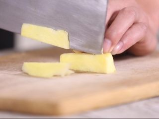 4、玉米山药排骨汤,姜切片，起到调味去腥的作用，夏季食用姜还可以有效的预防感冒。