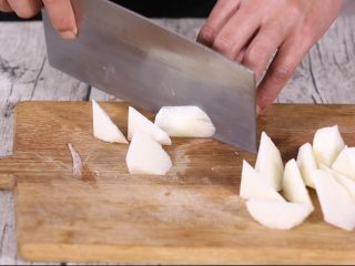 5、玉米山药排骨汤,山药切滚刀块，切的时候后尽量快一点，山药暴露在空气中容易氧化变黑，影响美观。