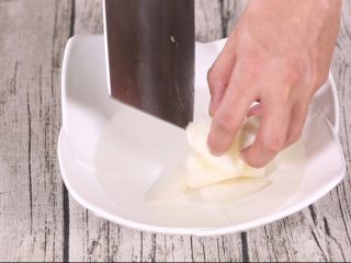 6、玉米山药排骨汤,快速切完的山药放进水里，与空气隔绝，阻止氧化变黑。这是一个小窍门！