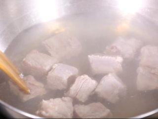 7、玉米山药排骨汤,排骨洗净后沸水，有效去除排骨内的杂质，并起到去腥的作用，也可以略加少许盐，提前入味杀菌。