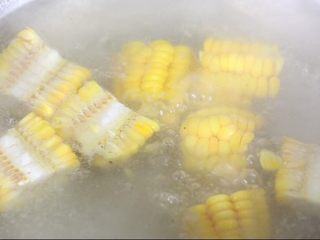 8、玉米山药排骨汤,玉米沸水，主要是为了去除杂味，增加玉米的口感。