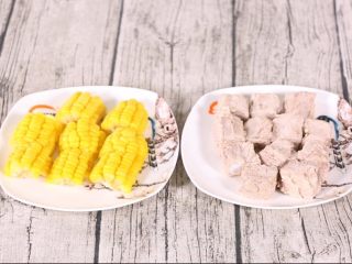 9、玉米山药排骨汤,煮好的玉米和排骨，今天的选料特别好，原料的品相和质感都很给力，看着就很有食欲。