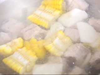10、玉米山药排骨汤,排骨玉米山药下锅煮，小火煮30分钟左右即可，期间要注意观察，防止水份烧干，尽量一次性将水加够，这样汤汁会很浓郁味美。