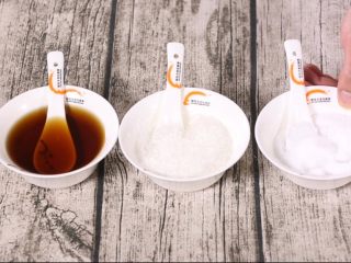 11、玉米山药排骨汤,煮至20分钟左右时加调味料，先加盐味精，最后加料酒。