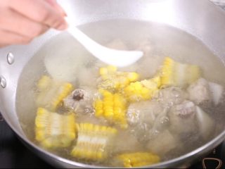 12、玉米山药排骨汤,添加调味料后要搅拌一下，检查锅中汤汁是否充足，不足的话还要加水，防止烧干。这是可以选择放不放葱，个人喜欢清汤，就不放葱了哈。