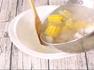 13、玉米山药排骨汤,烧煮完成后，盛出。放到稍大的汤碗中，整个菜品的制作流程就是这些，比较简单。